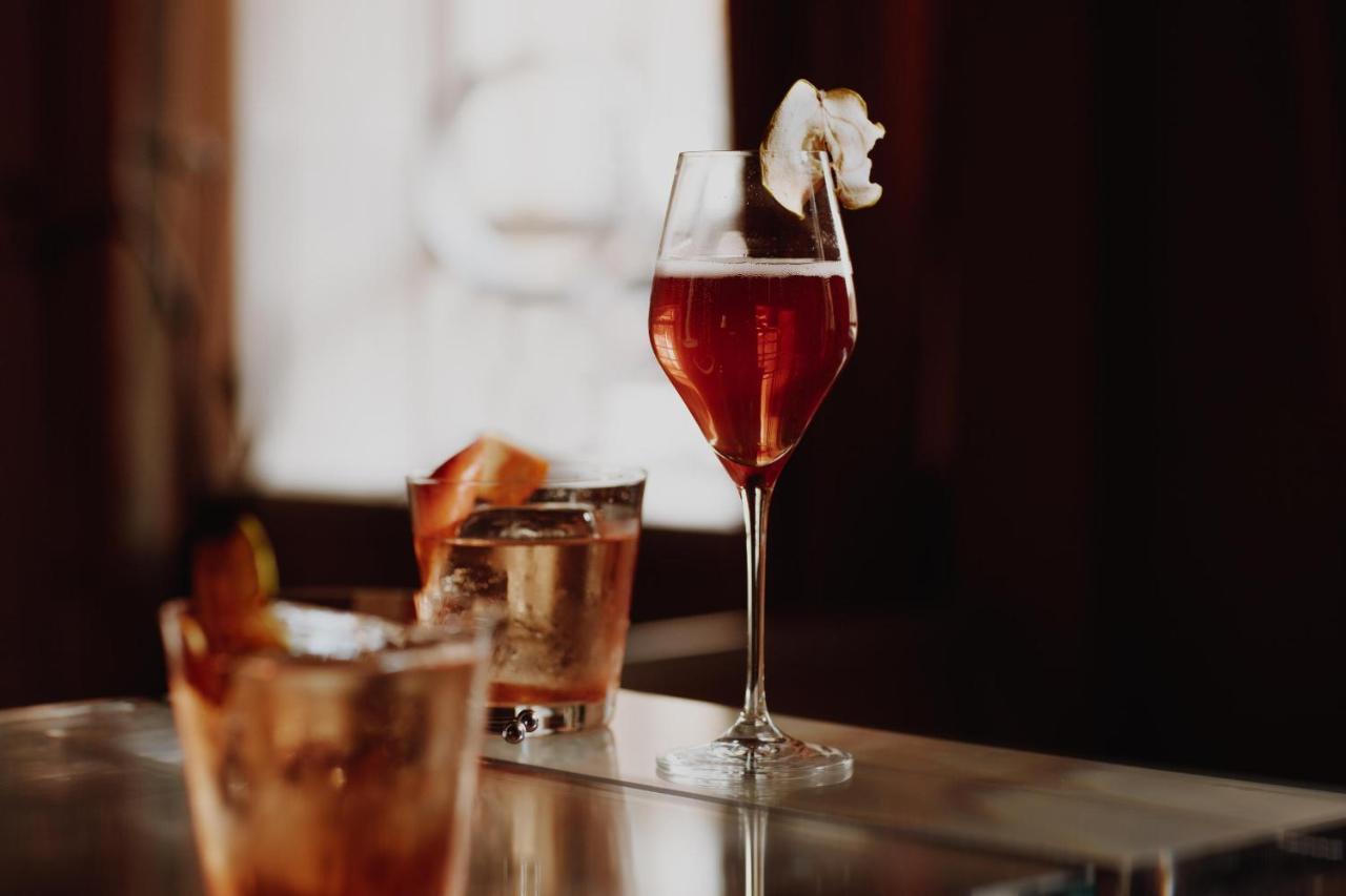 No 15 By Guesthouse, Bath Zewnętrze zdjęcie A wine cocktail