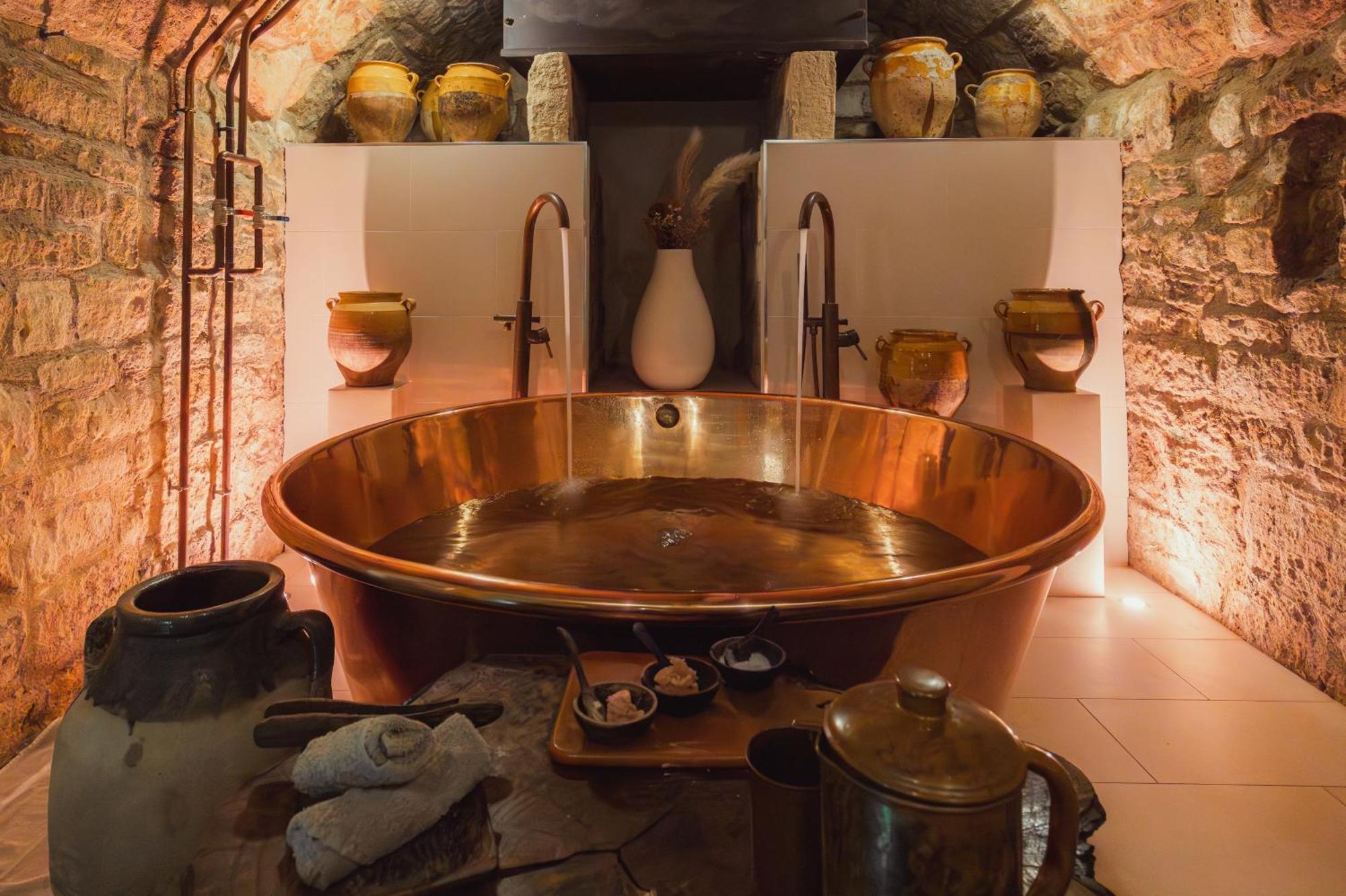 No 15 By Guesthouse, Bath Zewnętrze zdjęcie The copper bath
