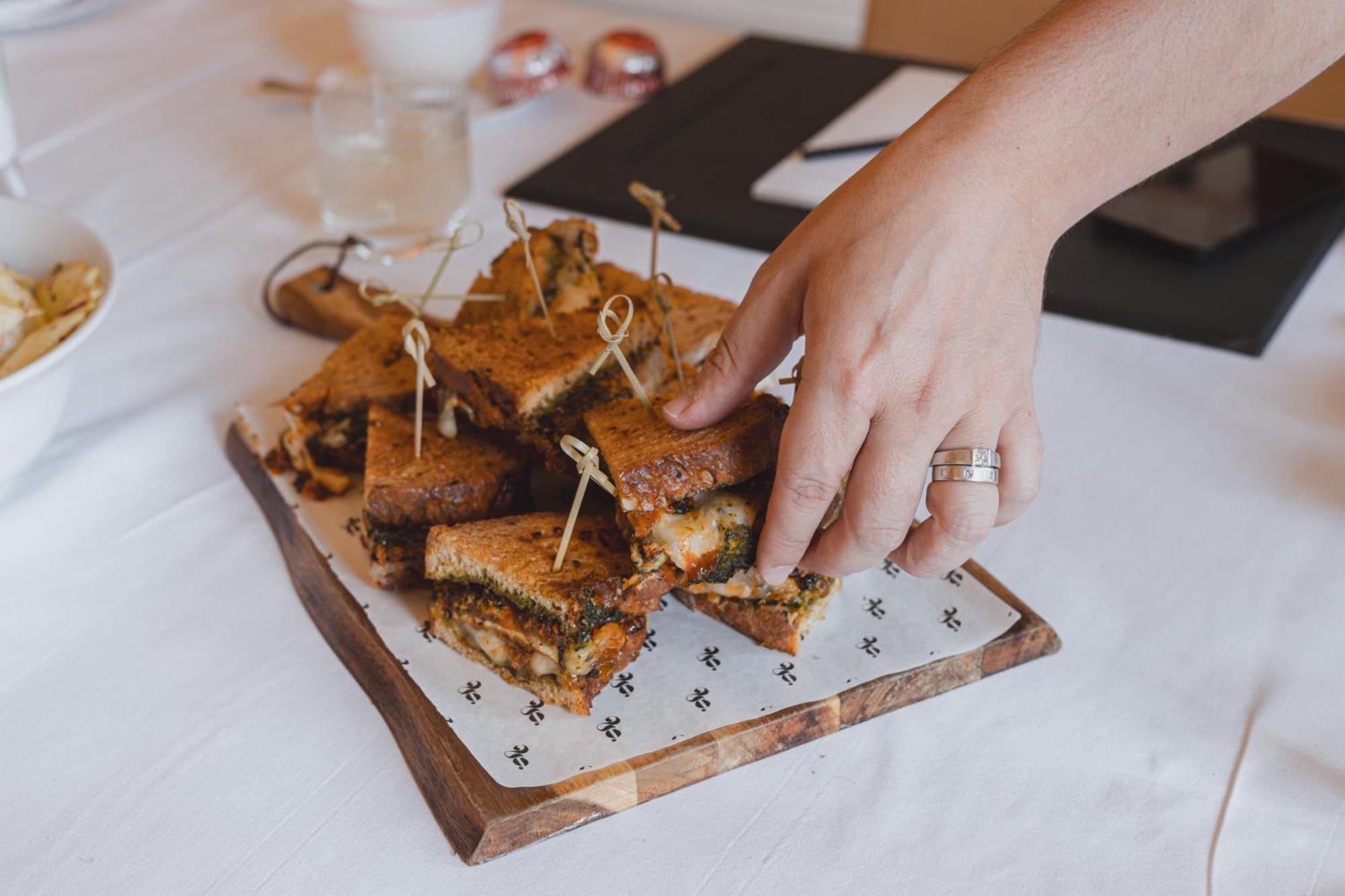 No 15 By Guesthouse, Bath Zewnętrze zdjęcie A hand picking up a canapé
